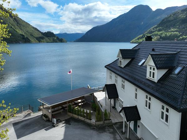 100/8 MONIBU am Vadheimsfjord