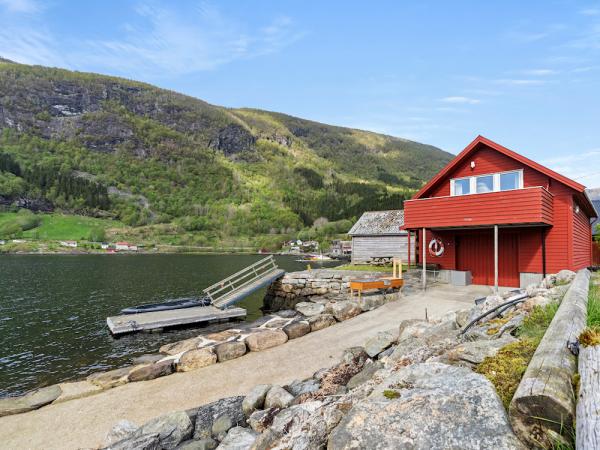 124/2 REDALSVIKA bei Førde